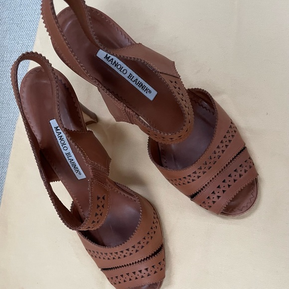 MANOLO BLAHNIK wood heeled Sandal, size 39. Very good condition. Chestnut color. - Picture 3 of 5